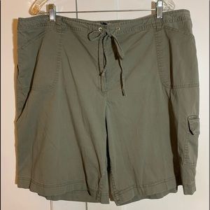 22W Karen Scott green cargo shorts